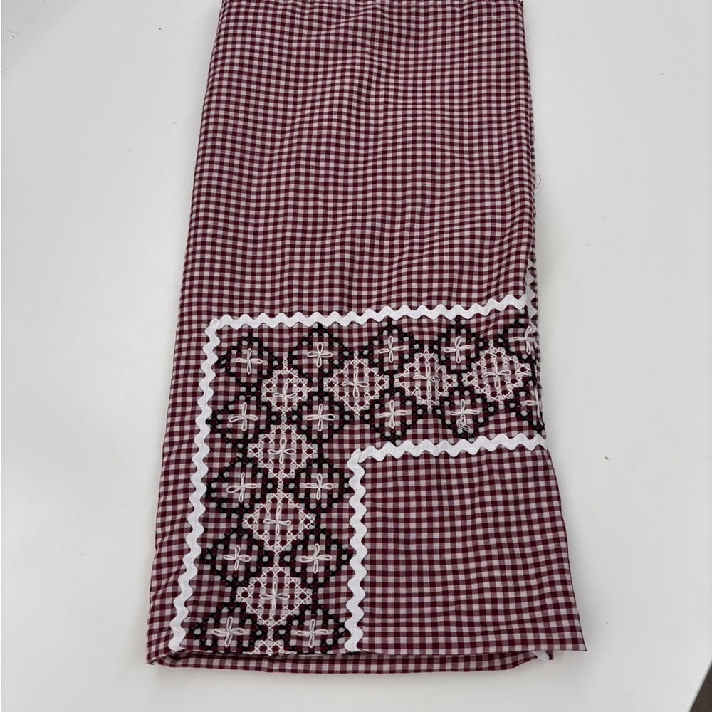 Gingham Check Luncheon Cloth Handmade Embroidered Design Bordered with Rick Rack - Picture 6 of 11